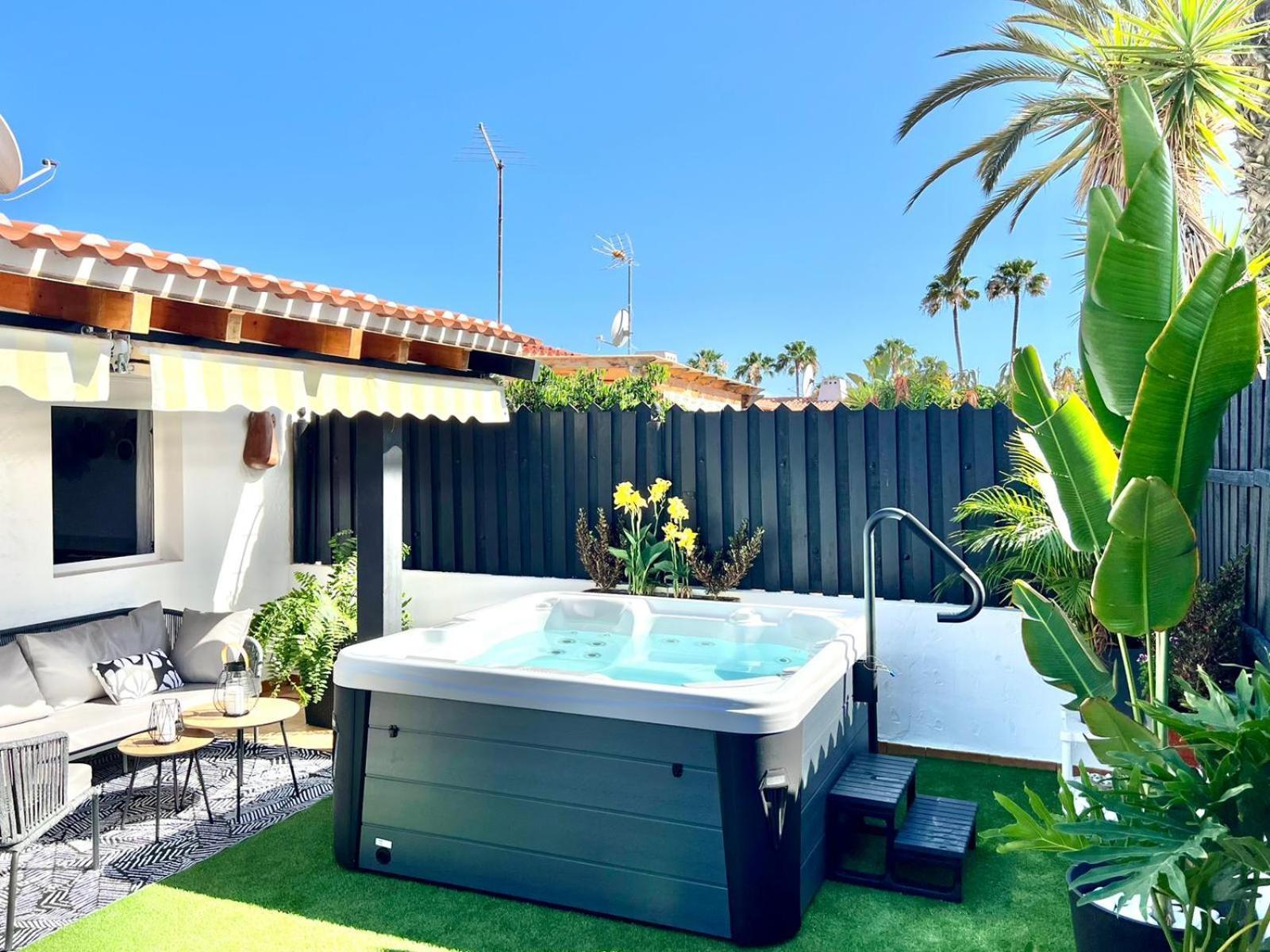 Oasis With Jacuzzi Holiday home *